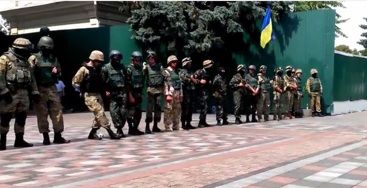 Новость - Досуг и еда - Видео дня: батальон "Донбасс" играет с мячом под Верховной Радой