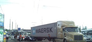 В час пик Новый мост стоял в пробке из-за фуры