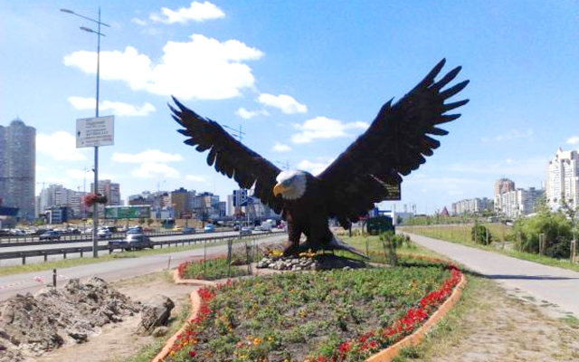 Новость - События - Фотофакт: на Бажана сожгли скульптуру орла