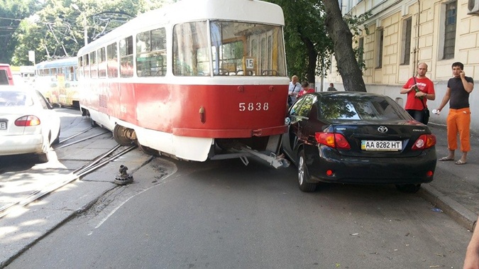 Новость - События - Фотофакт: на Контрактовой трамвай сошел с рельс и ударил автомобиль