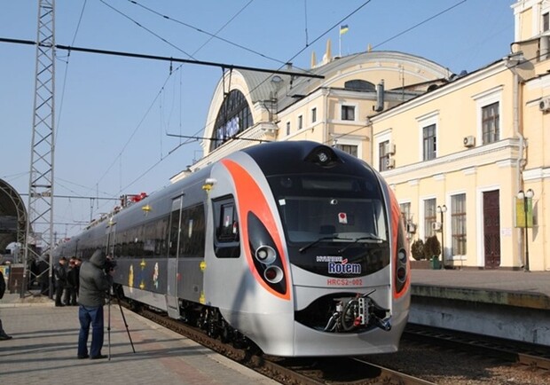Под Киевом сошел с рельсов поезд "Хюндай". Фото с сайта tree.biz.ua