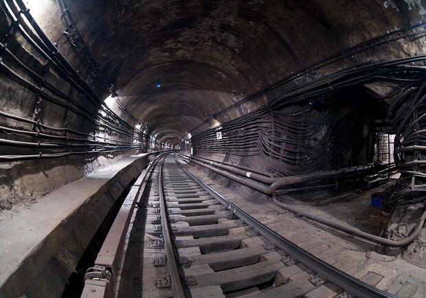 В Киеве парень провалился в шахту метро. Фото с сайта russos.livejournal.com