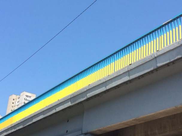 Новость - События - Фотофакт: еще один киевский мост стал желто-голубым