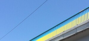 Фотофакт: еще один киевский мост стал желто-голубым