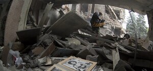 В Снежном из-под завалов пятиэтажки продолжают доставать погибших