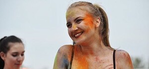 В Днепропетровске парни и девушки красили друг друга