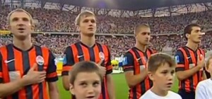 Видео дня: дети-беженцы поют гимн Украины перед матчем 