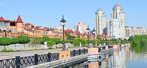 Беженцы из Крыма живут на киевской набережной в палатках