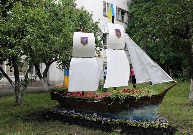 Новость - Транспорт и инфраструктура - Коммунальщики совершенствуются: центр Киева украшают кабриолетами и кораблями из цветов