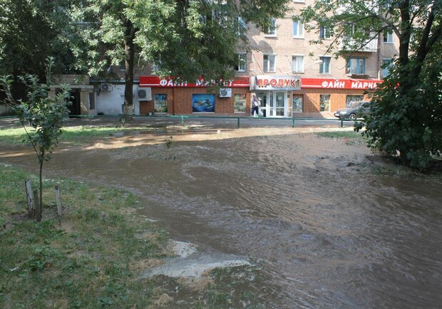 Новость - Коммуналка - Фотофакт: Голосеевский проспект заливает водой