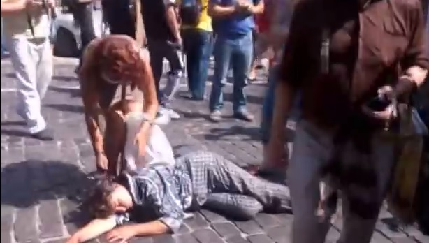 С женщины без сознания сняли цепочку. Скриншот с видео.