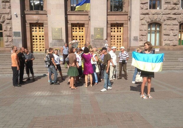 Новость - События - Активисты под КГГА требуют поставить палатку на Майдане