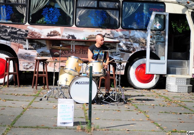 Новость - Досуг и еда - Фотофакт: возле метро "Шулявская" можно бесплатно поиграть на барабанах