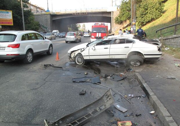 Новость - События - Жуткое ДТП: на Печерске автомобиль врезался в стенку моста и загорелся