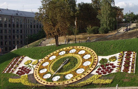 Цветочные часы могут перенести в другое место. Фото с сайта frauflora.ru