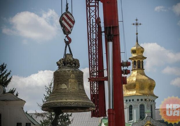 Новость - События - На Лаврскую колокольню подняли самый большой колокол