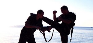 На пляже Одессы курсанты  устроили заплыв с автоматами и учились драться