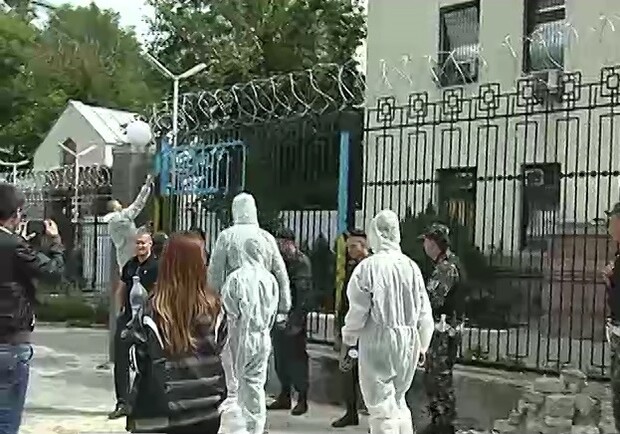 Милиция откроет дело из-за покрашенного забора посольства РФ. Фото с сайта ТСН