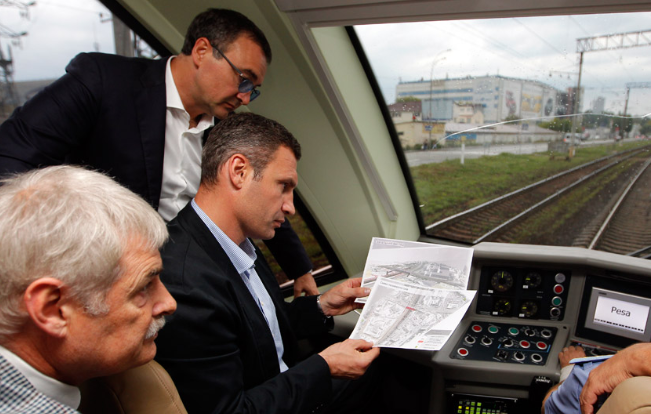 Новость - Транспорт и инфраструктура - Кличко прокатился на электричке и решил запустить наземное метро