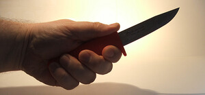 Хулиган с ножом отобрал у 11-классника деньги