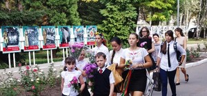 Одесские школьники собрали для раненных бойцов две сотни писем