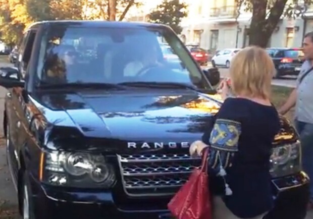 Новость - События - Видео дня: на Подоле женщины пригрозили поцарапать выехавший на тротуар Range Rover