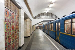 Новость - События - На "Крещатике" под поезд попали парень и девушка