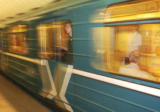 Новость - События - Детали ЧП: на станции "Крещатик" семейная пара умышленно бросилась под поезд метро
