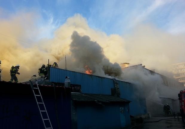 Новость - События - 17 машин и 64 человека: на Борщаговке сегодня утром сгорело кафе