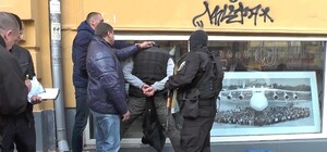 На Прорезной задержали мужчин с огнестрельным оружием