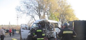 Водитель погиб: под Киевом маршрутка врезалась в грузовик