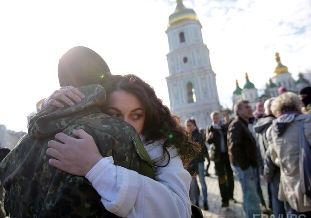 Новость - События - На Софийской площади в зону АТО проводили бойцов полка "Азов"