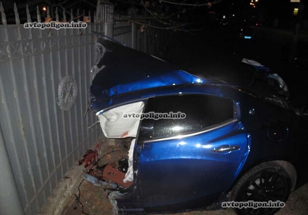 Новость - События - На Грушевского случилась авария: Maserati разорвало на две части