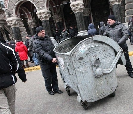 Новость - События - Под Нацбанком митинг: активисты привезли мусорный бак