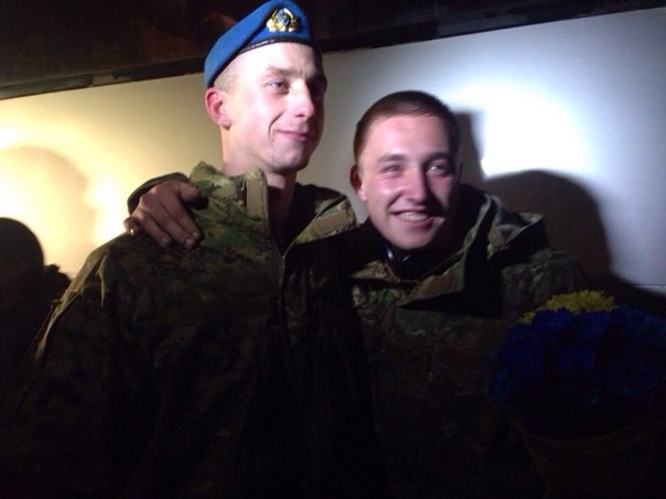 Новость - События - С цветами и слезами: киевляне встретили "киборгов", вернувшихся из Донецкого аэропорта
