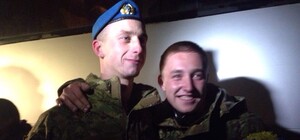 С цветами и слезами: киевляне встретили 