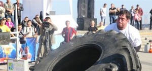 Кто круче: В Запорожье мужики тягали коромысло и кидали покрышки