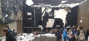 Фотофакты: киевляне самостоятельно убирают сгоревший кинотеатр 