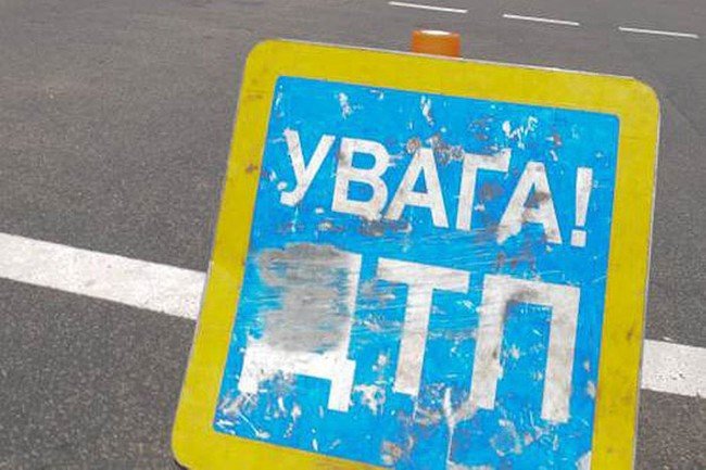 Новость - События - В Киеве две машины выписывали пируэты на скользком перекрестке. ВИДЕО