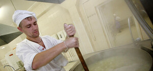 Умеете стрелять и куховарить - тогда на фронт