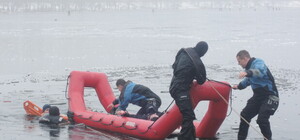 На Оболони под лед провалилась пара молодых людей. ВИДЕО