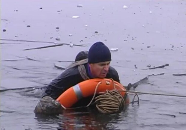 Новость - Люди города - Киевляне разыскивают мужчину, который спас пару молодых ребят, провалившихся под лед