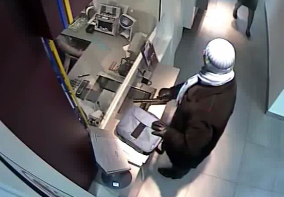 Новость - События - В сети появилось видео дерзкого ограбления банка на Святошино