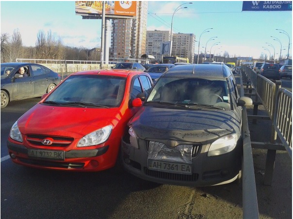 Новость - События - Туда лучше не ехать: в Соломенском районе большая пробка из-за тройного ДТП