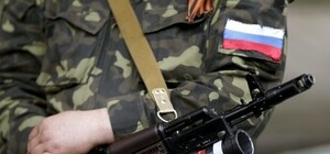 Ни минуты без оружия: ДНРовец станцевал брейк под новогодней елкой с автоматом [ВИДЕО]