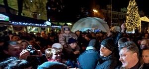 Как это было: Порошенко гулял по Софиевской площади и поздравлял киевлян с Новым годом