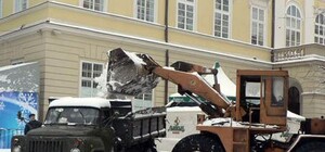 Комунальники традиційно чистять від снігу центр міста, жителі інших районів Львова  скаржаться