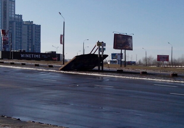 Новость - События - Последствия ночного урагана в Киеве: сорванная крыша и поваленные билборды