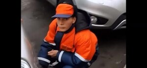 Видео дня: как парковщик в Киеве машине колеса спускал