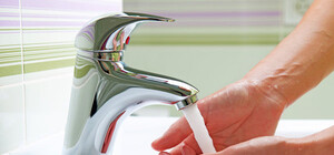 Жителей микрорайона Бортничи просят спускать воду из-под крана по полчаса в день